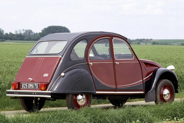 Техническото задание при разработката било доста просто - автомобилът трябвало да бъде компактен и да може да превозва до четирима фермери така, че яйцата на задната седалка да не се счупят, докато те шофират по черни пътища. Най-мощният Citroen 2CV разполагал с мощност от 33 к.с., ако не взимаме предвид специалната версия Sahara, която разполага с два двигателя - всеки с по 25 к.с.
