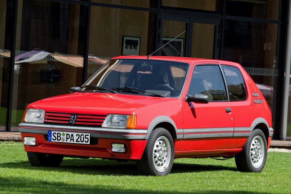 За никого не е тайна, че първият хотхеч в историята на автомобилостроенето е Volkswagen Golf GTi, но автомобилната общественост е единодушна, че най-добрият хотхеч безспорно е Peugeot 205 GTi. Стилният дребосък на Peugeot има купе, нарисувано от Pininfarina и дори в по-обикновените си версии бил забележително интригуващ за каране. Така или иначе най-вълнуваща била версията GTi, която била по-пъргава и зад волана й се усещала спортна амбиция.
