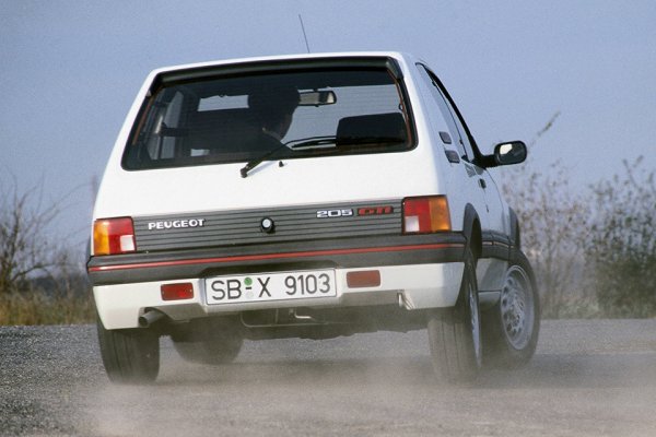 От 1984 до 1987 версията GTi била оборудвана с 1.6-литров двигател със 115 к.с., а впоследствие той бил сменен с по-голям 1.9-литров мотор. Машината успешно участвала в любителски ралита, на световната сцена 205 участвал с версията си Turbo 16, който е считан за един от най-успешните автомобили от Група Б. Серийната версия Turbo 16 била създадена с хомологационни цели и разполагала със средно разположен турбо двигател с 200 к.с., който в рали спецификацията си развивал 350 к.с.

