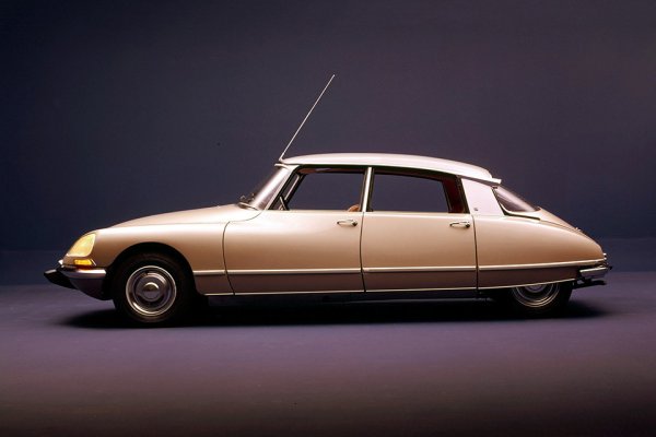 Може би за никого не е неочаквано, че Citroen DS е най-значимият автомобил във френската история, дори по-значим от паметния парен автомобил Cugnot, който е смятан за първото механично превозно средство, задвижващо се от собствен двигател в света. В наскоро провелия се британски конкурс &ldquo;Car of the Century&rdquo; Citroen DS се класира заслужено на трето място, отстъпвайки на MINI и Ford Model T. Автомобилът е обичан от малки и големи, сниман е в множество филми, а прякорът му &ldquo;Богинята&rdquo; идва от звучното наименование &ldquo;Deesse&rdquo;.
