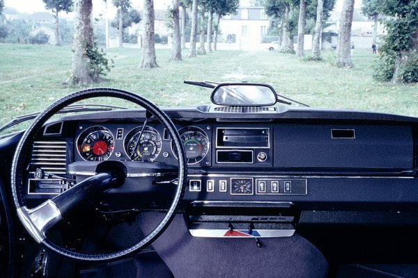 В допълнение към авангардния си интериор и екстериор, DS изпъква сред останалите автомобили от тази епоха с това, че е първият автомобил, оборудван със знаменитата хидропневматична система на Citroen, която обединява в себе си окачването, задвижващата система и кормилната уредба. Благодарение на това воланът е изключително лек, комфортът в интериора е изключително добър, а фаровете завиват по посоката на завоя.  
