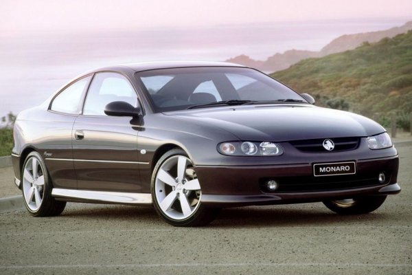 Ако този спортен автомобил от 2001 г. ви се струва познат, не се изненадваме: Monaro е една от звездите на играта Need For Speed: Most Wanted, където се появява в две роли наведнъж, като Holden и Pontiac GTO. Последния го карат полицаите. И не обикновените, а онези, които се викат да помагат при преследване. Заедно с преградите, шиповете на пътя и полицейския хеликоптер ... Но да се върнем към реалността. Какво общо обаче има Pontiac? Факт е, че веднъж прочутият Боб Луц, тогава вицепрезидент на GM по глобални продукти, посещава офиса на Holden и се вози в Monaro по полигона. Купето толкова се харесва на легендарния мениджър, че той нарежда износ на модела за САЩ. А там Monaro започва да се произвежда като Pontiac, Chevrolet и Vauxhall, разбира се. 