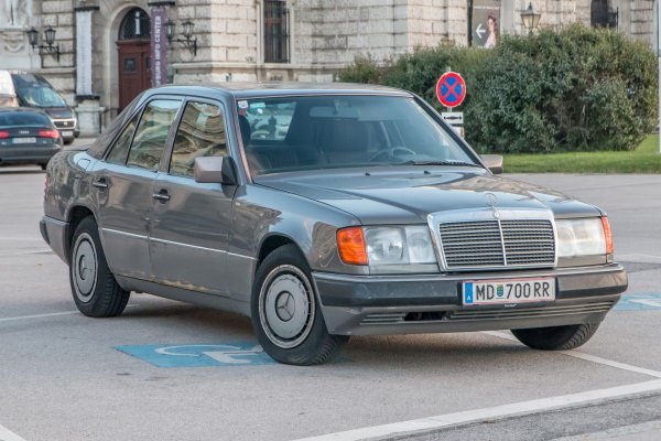 Двигателите се предлагат в три обема – 2,0, 2,2 и 2,3 литра, като първите два все още са атмосферни. Това не са много мощни, но изключително надеждни агрегати, чиито собственици понякога на шега питат в мрежата дали изобщо има начин да ги „убият“. Тази серия е най-известна с легендата от 90-те години - E-Class W124 (на снимката), както и с товарните модели Vito и Sprinter до 2000 г.
