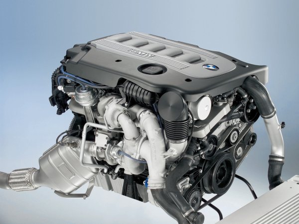 Концернът BMW се опитва да бъде в крак с основните конкуренти, като също има в гамата си легендарния серия от дизелови двигатели – M57 (на снимката). Това са редови мотори с 6 цилиндъра, които се предлагат в два обема – 2,5 и 3,0 литра. Общият брой на модификациите на тези мотори е 8, като мощността им варира от 163 до 286 к.с.