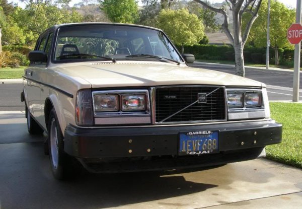 По-конкретно, това е първото поколение 244T &ndash; 5-цилиндрови, 2,4-литрови дизели (D5), които бяха инсталирани в почти цялата гама на Volvo от 2001 до 2006 г. Трудно е да си представим сега, но практически няма какво да се счупи в този двигател - той няма нито филтър за твърди частици, нито електрическо турбинно задвижване, нито вихрови амортисьори. Всъщност единственото слабо място на двигателя са инжекторите, които отказват поради некачествено гориво и лоша поддръжка.