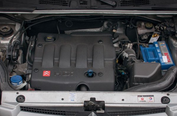 Това е основният производител от Европа, който създаде наистина надеждни дизелови двигател за малки автомобили. Става дума за изцяло френския дизелов двигател на групата PSA (сега тя е част от концерна Stellantis) - серия 2.0 HDI DW10. Този мотор се произвежда от 1999 г. до днес и е вече в осмото поколение. Успоредно с него се се произвеждаше о неговият атмосферен аналог DW8, който беше доста слаб, но пък нямаше какво да му се счупи.