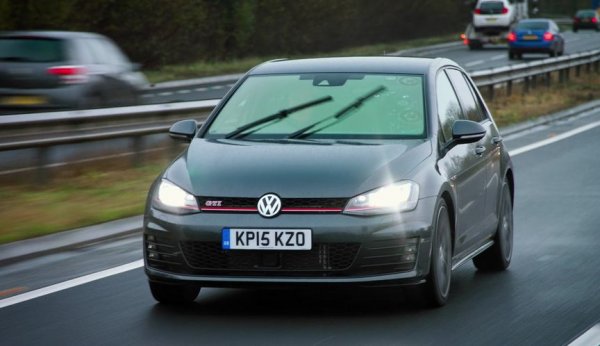 Точно когато избухна &bdquo;Дизелгейт&rdquo; през 2015, нанесъл грандиозни щети на имиджа на Volkswagen, Кларксън обяви в Twitter, че е &bdquo;много щастлив от новия си Golf GTI&rdquo;. Разбираемо.