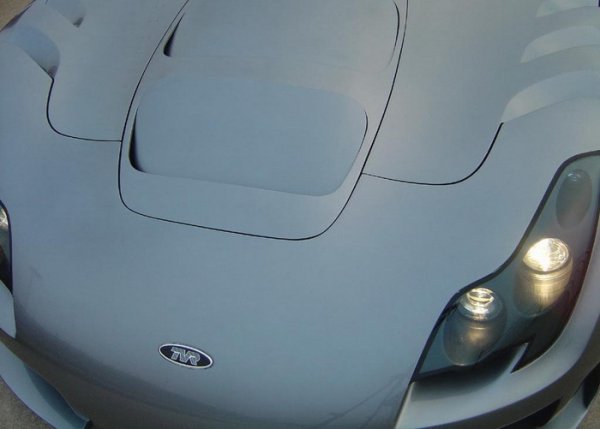 Захранва се от 4.0 литров агрегат, произвеждащ 400 конски сили