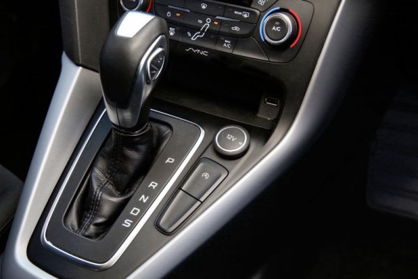 Проблеми с кутиите с двоен съединител имаше и при Ford. Носещи названието Powershift, те също се деляха на "мокри" и "сухи", като пословични с проблемите си станаха вторите. Наскоро Ford дори бе осъден да плати на всички клиенти пълните разходи по ремонтите на тези трансмисии, дори да са извънгаранционни. Трябва да отбележим, че "сухата" Powershift се предлагаше най-вече на американския пазар, макар че можете да попаднете на нея и в Европа. 
Във всички случаи, преди да се купи автомобил с такава скоростна кутия, трябва да се направи щателна проверка, иначе ремонтът ще струва прекалено много. С подобни трансмисии вече се предлагат и моделите на Kia и Hyundai, като при тях ключовият компонент носи името DCT. За нейната надеждност обаче все още е рано да се говори, тъй като излезе на пазара твърде скоро.
