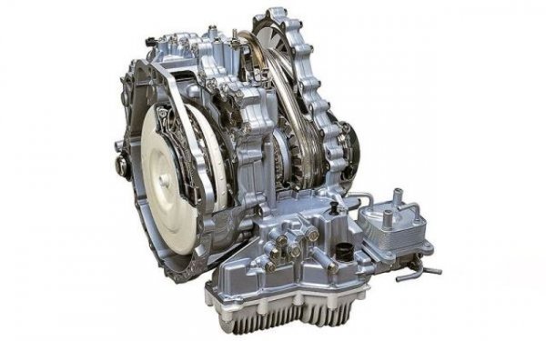 Безстепенната скоростна кутия вече е често срещана най-вече при японските автомобили. С такава са оборудвани Toyota RAV4, Subaru Forester, Nissan Qashqai, Mitsubishi Outlander и други. Дори предишното поколение на Audi A6 се предлагаше с такъв тип трансмисия.
Най-често се среща вариаторът Jatco JF011E, който предлага сравнително голям ресурс &ndash; около 150 000 км, след което се налага смяна на ремъка. Той не е евтин, но пък подмяната му е задължителна, защото ако се износи и скъса, може да нанесе сериозни щети. Освен това на 60 000 км трябва задължително да се сменя маслото в трансмисията, което също не е никак евтино.
