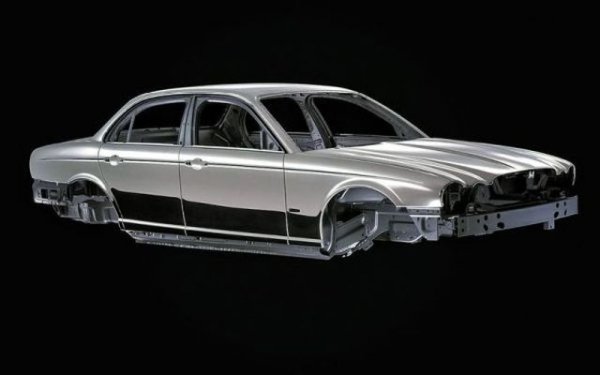 Някои автомобили, като Jaguar XF например, залагат на изцяло алуминиево шаси и каросерия. Техният ремонт може да причини доста главоболия, защото не е толко лесен за изпълнение. А силовите агрегати почти не подлежат на възстановяване.
Положителното на този тип конструкция е по-ниското тегло, като и по-малката опасност от корозия. Срещу тях обаче трябва да се постави именно разходите по ремонта, които са страшно високи, тъй като се изисква специално оборудване.
