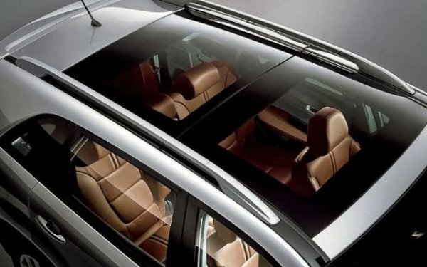 От една страна, люкът и панорамният покрив са много красиви и ефектни, но с течение на времето могат да доведат до редица проблеми. Рано или късно люкът започва да пропуска вода, тъй като уплътненията не са вечни. Появяват се и проблеми с електрическата система, която го управлява. Ремонтът никак не е евтин, защото резерви части почти не се предлагат.
При панорамния покрив историята е малко по-различна &ndash; той няма да протече, но пък затова лесно може да бъде повреден от изхвръкнал камък или паднало парче лед върху автомобила. Ремонтът също е доста скъп.
