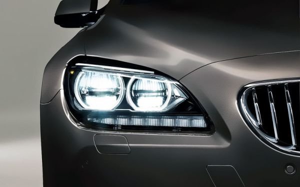 Няма как да се отрече, че светодиодната оптика е много ефектна и енергийно ефективна, но в същото време е и доста сложна. Ако фарът угасне, неговата крушка не може да се смени. А смяна на целия фар (или неговата поправка) е доста скъпо удоволствие. При модели като Audi Q7 например може да ви излезе 3000 лева и повече. Изгарянето на един от диодите пък проваля ефекта на цялата система, а често може да доведе и до повреда на останалите. Нещо, което често се среща при някои корейски модели. 
