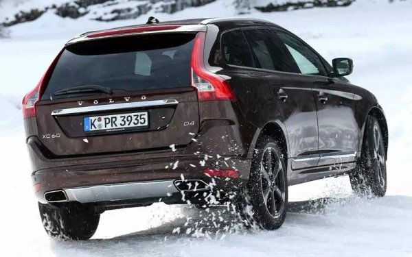 За посочения бюджет можете да намерите Volvo XC60 от първото поколение от 2014-2015 година на производство. Този SUV се държи перфектно на трудни повърхности. Не на последно място благодарение на многодисковия междуосов съединител на Haldex.

С по-голяма вероятност ще има петцилиндров турбодизел с обем 2.4 литра и два вида наддуване (190 или 215 к.с.) под капака. Този дизел има някои слабости. При инспекция си струва да слушате за свирене.  Ролките могат да заклещят, което също води до скъсване на ремъка. Другият ремък &ndash; на газово-разпределителния механизъм, трябва да се сменя на всеки 60 000 км.
