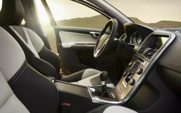 Интериорът на Volvo XC60 е изработен от висококачествени и скъпи материали. Почти е невъзможно да се открият дефекти преди изминаването на 200 000  км. Боята на Volvo XC60 е много издръжлива. Старостта си личи първо по декоративните хромирани елементи.