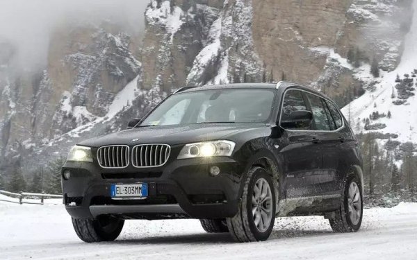 За около 20 000 евро се предлага и употребявано BMW X3 от второ поколение (F25). Това е предварително рестилизирана версия на кросоувъра от 2012-2013. Повечето автомобили на пазара са с двулитров дизелов двигател N47 (190 к.с.). Има малко слаби места, но има един много неприятен проблем, който изисква задължителна диагностика.

Ангренажната верига има ограничен ресурс и често се износва след 100 000 км. За да се смени, трябва да се премахне двигателя, тъй като веригата се намира на задната стена на цилиндровия блок.
