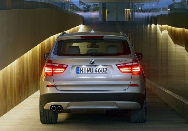 По хлъзгав път X3 се държи отлично, като това е благодарение на перфектно работещото задвижване на всички колела и отличното шаси. Система xDrive за задвижване на всички колела разпределя въртящия момент към колелата много ефективно. 

Обратната страна на монетата e увеличеното износване на спирачните дискове при BMW с задвижване на всички колела. Понякога трябва да се сменят след изминаване на 50 000 км.

Раздатъчната скоростна кутия е надеждна при редовна смяна на масло (веднъж на всеки 50 000 км). Ако се усещат трусове при завъртане на колелата, бързият ремонт на раздатъчната кутия е неизбежен. При осемстепенната автоматична скоростна кутия ZF течността трябва да се сменя на всеки 60 000 км. 
