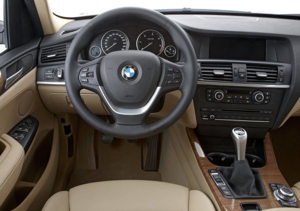 Интериорът на BMW X3 понася много добър пробег. Само седалки от изкуствена кожа се предават по-рано, но дори и тук следи от износване се появяват едва след 200 000 км. 

Ако BMW X3 има люк, трябва да проверите неговата поддръжка. Понякога пластмасовите закопчалки се чупят и целият механизъм се запушва.