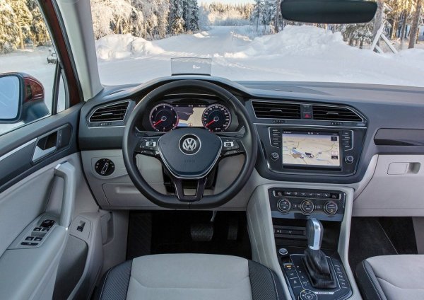 Тапицерията на волана и седалките на Volkswagen Tiguan лесно издържа на голям пробег. Ако в историята на Volkswagen Tiguan не е имало инцидент с евтини последващи ремонти, не трябва да очаквате корозия.