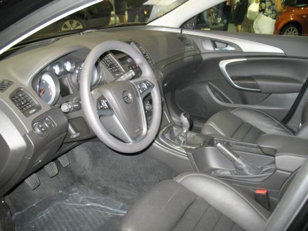 Opel Insignia Sports Tourer / Автомобилен салон София 2009