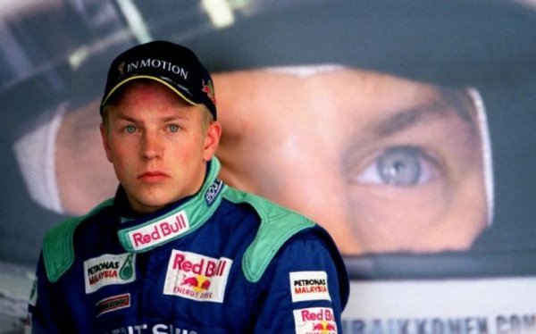 Роден в Еспуу, Финландия, Райконен започва да се състазава с карт едва 10-годишен. Първият му международен старт е в Монако, където обаче воланът му се откъсва. Кими обаче продължава да кара, размахвайки волана във въздуха, за да види механикът му. Постепенно си пробива път през младежките серии и през 2000 година печели 7 от 10 старта във Formula Renault UK Championship
