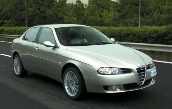 За Alfa Romeo 156 може да се говори всичко, но дори и най-големите критици на модела признават: "Тази кола върви много". Характеристиките при ускорение не са особено впечатляващи - версията с най-масовия 2,0-литров мотор вдига 100 км/ч от място за 8,6 секунди. Но пък това става по забележителен начин - 1-ва предавка - 60 км/ч, 2-ра - 120 км/ч и така до 210 км/ч. Всяка предавка е удар в гърба, педала до ламарината и чувство като при излитащ самолет. Моторът се развърта до 7200 об/мин, което също се харесва на истинските ценители.

Мнозина твърдят, че този автомобил е истински "провокатор", тъй като просто те кара да даваш газ. И е много приятно, когато на светофара видиш учудената физиономия на шофьора на BMW X5 с голям мотор, който остава далеч назад, след като си дал пълна газ и си се изстрелял напред.