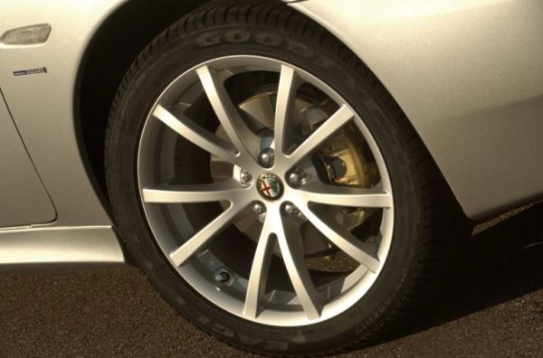 За щастие, спирачките на Alfa Romeo 156 напълно отговарят на ускорението. Те са чувствителни и ефективни, което понякога може да се превърне в проблем. С това обаче бързо се свиква, като спирачките заедно с чувствителния волан и отзивчив мотор дават чувството "куоре спортиво" (спортно сърце), заради което автомобилът има толкова много почитатели.