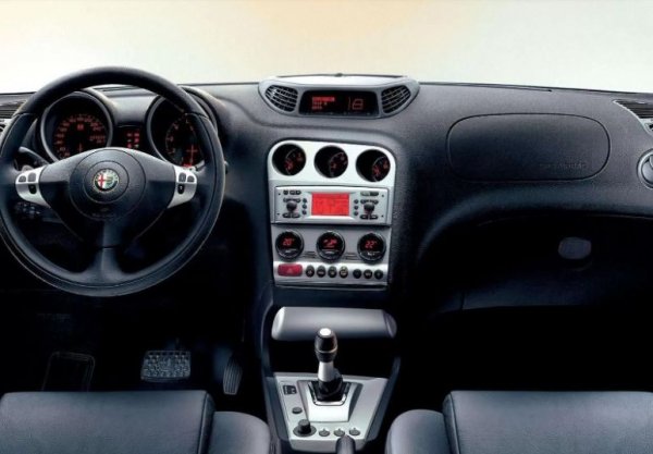 При този автомобил се чупи абсолютно всичко. Механичната скоростна кутия, например, би трябвало да е по-надеждна от роботизирана, но и тя излиза от строя. Това се отнася и за други основни агрегати, което на свой ред се отразява и на цената на превозното средство. Тя бързо пада, което донякъде е добре за тези, които все пак са решили, че това е техният автомобил.