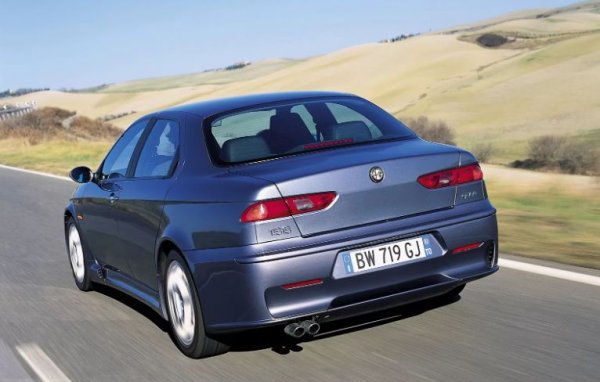 Най-точното определение за Alfa Romeo 156 е необикновен автомобил, а най-важното при избора е състоянието на конкретния екземпляр. На пазара има много машини, които просто не си заслужава да бъдат гледани дори, защото привеждането им в нормален вид може да разори купувача. Има обаче и бройки, които си заслужават. И те бързо се превръщат в любимата играчка, с която човек се разделя само в краен случай.