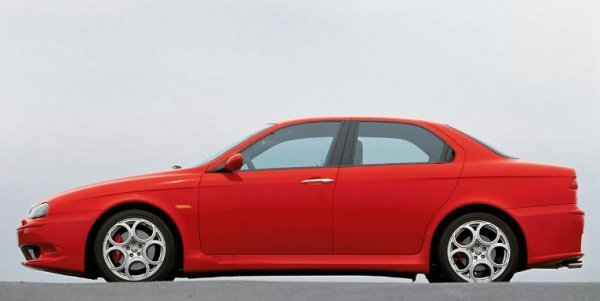 Alfa Romeo 156 попада в категорията автомобили, в които човек се влюбва от пръв поглед. Често той се купува по схемата "дори не си помислих, но я видях случайно, запалих я и си я купих" или пък "още преди 20 години се влюбих и сега най-после открих подходяща кола". Това се дължи на интересните детайли - като скритите дръжки на задните врати и предната част с впечатляваща броня, например.

Друг бонус за модела е, че каросерията му е направена от достатъчно дебел метал и е напълно поцинкована. Защитата срещу ръжда е на високо ниво, което е сериозно предимство, тъй като автомобилът все пак е на сериозна възраст.