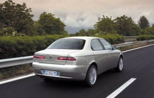 С години Alfa Romeo 156 става все по-рядък автомобил, което съответно покачва стойността на резервните му части и го прави по-труден и по-скъп за обслужване. В големите градове положението е по-добро, тъй като някои от появилите се проблеми могат да бъдат разрешени само в сервизи със специализирано оборудване. Както вече стана сума, този автомобил е и доста сложен технически - двигателят му е с по 2 свещи на цилиндър, а скоростната кутия Selespeed също е трудна за поддръжка.

Моделът също така и доста капризен. Маслото в скоростите трябва да е на фирмата Tutela и на никой друг, така че собственикът просто няма избор. В инструкцията на двигателите Twin Spark пише, че трябва да се поставя само масло Selenia и това е. А смяната на спирачен диск, например, е кошмар.