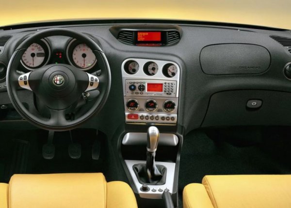 Както на външен вид, така и отвътре, това е отличен автомобил. Всички прибори в салона са ориентирани към водача. Предният панел е мек, а материалите и качеството на изработка са от висок клас. Собствениците са много "шик" (според собствениците), като имат добра странична поддръжка и възможности за регулиране. Обвити са с тележка кожа, която дори след 20 години запазва високото си качество. Бутоните не са особено качествени, но пък това се преглъща лесно.