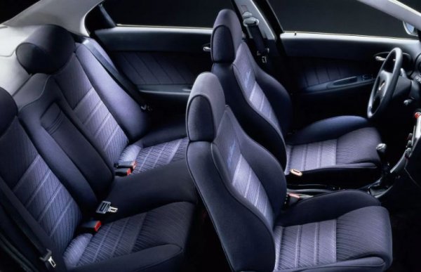 Ергономията на салона също е оценена висока, като всичко е така поставено, че да е удобно на водача. Някои детайли са непривични, но това не означава неудобни. Претенции понякога има към втория ред седалки, където трима възрастни трудно се побират, а влизането и излизането от колата за тях не е особено приятно. Обемът на багажника не е от най-големите - 378 литра при седана, но това все пак не е автомобил за превозване на товари.