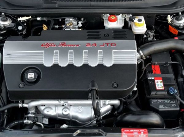 Моторите Twin Spark и роботизирана кутия Selespeed са главните технически новации при Alfa Romeo 156, като те осигуряват спортен характер на автомобила. Именно те обаче са причината за голям брой проблеми, с които се сблъскват собствениците на по-стари автомобили.

Започваме с двигателите - те са мощни и имат впечатляваща динамика, но с течение на времето започват да харчат масло. Стандартните процедури при такъв проблем като смяна на гумичките на клапаните, например, не помагат. На 1000 километра пробег отива един литър масло, което вече е е сериозен проблем. А основният ремонт на двигателя не е евтин. Сред другите проблеми са газово-разпределителният механизъм, чийто ремък трябва да се сменя често. Датчикът за разхода на въздуха също бързо излиза от строя.