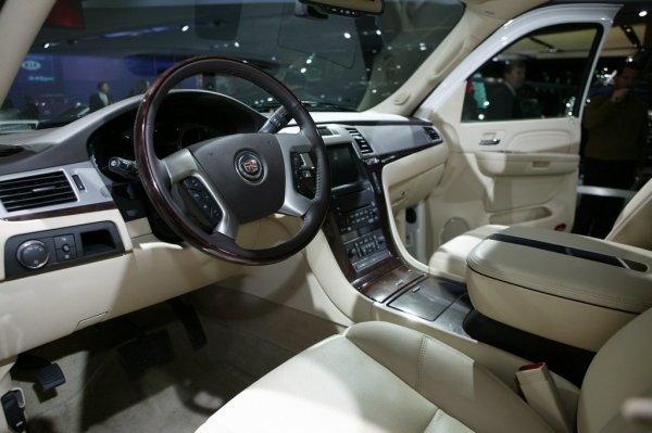 Cadillac Escalade 6.2 V8, SUV made in USA, с автоматична скоростна кутия и перманентно предаване на задвижването към четирите колела 