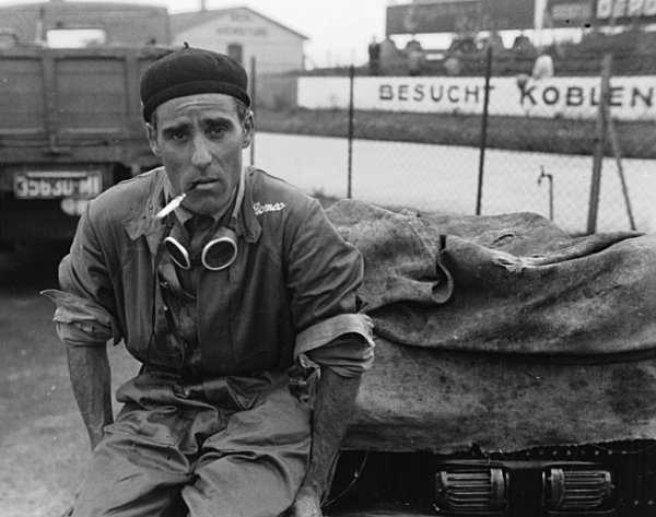 Тук Нуволари чака подготовката на колата си преди състезание.