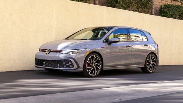 Golf, който бе най-продаваният автомобил в Европа в 34 от последните 40 години, сдаде трона, но си остава убедителен лидер в С-сегмента. Който напук на всякакви SUV-мании пораства с почти 14% през миналата година. Отбележете огромния ръст при китайското MG 4. 

1. VW Golf - 184,279 (3.9%)
2. Skoda Octavia - 161,784 (43.5%)
3. Toyota Corolla - 132,451 (2.0%)
4. Ford Focus - 100,666 (27.6%)
5. Peugeot 308 - 93,070 (4.8%)
6. MG 4 - 72,187 (868.4%)
7. Kia Niro - 71,123 (-12.1%)
8. Kia Ceed - 69,838 (2.0%)
9. VW ID.3 - 63,425 (19.5%)
10. Citroen C4 - 59,405 (-6.3%)
ОБЩО - 1,508,061 (13.5%)