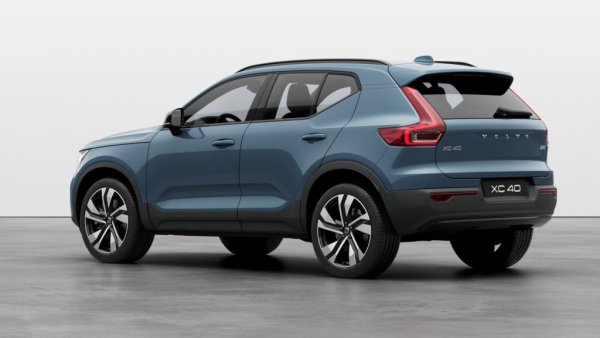 Сериозен ръст за всички лидери в този сегмент. Първото място на Volvo се държи само на факта, че DataForce държи да разглежда BMW X1 и BMW iX1 като два различни модела. Иначе общите им продажби са 135,367 бройки. Добър старт и за Alfa Romeo Tonale, което в първата си пълна година на европейския пазар е пласирало повече бройки, отколкото цялата марка успяваше да продаде в световен мащаб в минали години. 

1. Volvo XC40 - 117,701 (18.5%)
2. BMW X1 - 89,938 (31.9%)
3. Audi Q2 - 60,889 (24.3%)
4. Mercedes GLA - 60,753 (14.8%)
5. Audi Q3 Sportback - 55,410 (16.6%)
6. MINI Countryman - 48,737 (10.9%)
7. Audi Q3 - 47,778 (-8.8%)
8. BMW iX1 - 45,429 (2350.3%)
9. Mercedes EQA - 38,109 (58.2%)
10. Alfa Romeo Tonale - 32,777 (185.6%)
ОБЩО - 720,302 (27.4%)