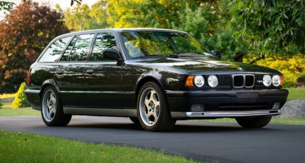 E34 M5 може би е най-нехаресваното поколение на 5-Series. Мислете за него като за трудния втори албум на BMW. Въпреки това цените му бавно започват да се повишават и на хартия няма нищо лошо в старото E34. Той запазва шестцилиндровата концепция с нов двигател, който увеличава работния обем до 3,6 литра или 3,8 литра при по-късните автомобили.

E34 беше и последното от ръчно изработените M5 и първото, който предлагаше така желания Touring (комби) вариант на този високопроизводителен семеен автомобил. Визуалните подобрения включват някои доста привлекателни и функционални алуминиеви джанти.
