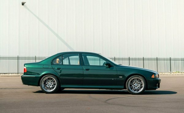 E39 M5 беше първото, който получи V8 двигател. Това беше 4,8-литров (S62), генериращ 400 к.с. и 500 K; въртящ момент. Времето от 0 до 100 км/ч беше намалено до само 4,8 секунди в кола, която привидно все още беше луксозен седан с четири врати с много фино дърво и еластична кожа в интериора. Разбира се, подобно на начина, по който можем да оплакваме преминаването на последното M5 към хибридна мощност, хората се оплакаха, че жертването на традиционния редови шестцилиндров двигател за V8 е кощунство. 

Може би единственият елемент на критика, който можеше да бъде подкрепен в този дебат, беше фактът, че поради ограниченията на пространството под капака, E39 M5 трябваше да се откаже от по-доброто управление с рейка и зъбно колело на по-малките модели, като вместо това запази по-малко комуникативната кормилна кутия.

