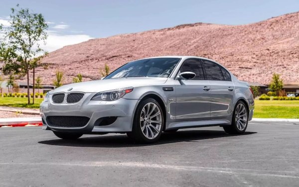 В този момент BMW със сигурност можеше да постави турбо на V8 на E39 M5, но вместо това баварците решиха да увеличат броя на цилиндрите още веднъж с V10 – и не просто V10, а такъв, вдъхновен от програмата на компанията за Формула 1.

Ако някога сте имали шанса да карате такъв, ще знаете, че E60 поколението на M5 имаше своите недостатъци. Но звукът на този двигател компенсира всичко. Това поколение представи и „M бутона“ на волана. За нормално шофиране двигателят беше ограничен до „само“ 400 к.с. Натиснете бутона обаче и 100 допълнителни коня са включени в действие, давайки ви 500 к.с. и време от 0 до 60 мили в час от 4,1 секунди. И има и Touring вариант.
