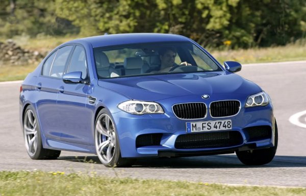 Отлагайки го толкова дълго, беше само въпрос на време BMW да реши да въведе турбов гамата на M5. За привържениците на атмосферните двигатели, F10 се смяташе за стъпка назад, отрязвайки два цилиндъра, за да се върне към V8 двигател и намаляване на работния обем до 4,4 литра.

F10 в крайна сметка се превърна в последното M5 със задно предаване, предлагащо 550 к.с. и време за ускорение от 0 до 100 км/ч от 4,4 секунди.
