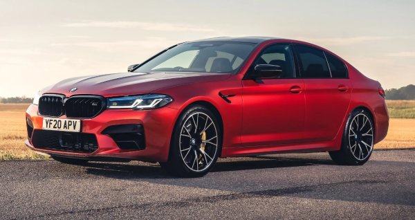 Независимо дали им харесва или не, в BMW бяха принудени да преместят това M5 на платформа за задвижване на всички колела. Audi предлагаше RS6 с такова задвижване от известно време, а конкурентът от Mercedes - E63, също направи крачка в тази посока.

Но ако BMW щяха да преминат на всички колела, те щяха да го направят според техните условия. Системата не само беше насочена към задната част, но също така предлага дрифт режим само със задвижване на задните колела, който направи най-отявлението фенове щастливи. И въпреки добавеното тегло на задвижването на всички колела, F90 всъщност беше по-лек от своя предшественик, благодарение на обширното изрязване във всички области.

След това дойде M5 Competition: хардкор състезател, вдъхновен от пистата, при който мощността скочи от 600 на 625 к.с., а времето за ускорение до 100 км/ч беше сведено до 3,3 секунди.

И точно, когато всички си мислеха, че няма как да бъде по-добре, се появи  M5 CS с 635 к.с. и време за ускорение до 100 км/ч само за 3,0 секунди.
