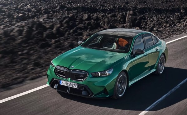 Факт е, че теглото е огромно - с цели 462 повече от предшественика. Въпреки това  727 к.с. и 1000 Нм са много впечатляващи числа. Тепърва ще се разбере как G90 ще се държи на пътя, но едва ли ще бъде зле, въпреки че то е по-бавно от своя предшественик - 3,4 секунди от 0 до 100 км/ч срещу 3,2 секунди при F90.

По-любопитното обаче е как ще се интегрира електромотора в системата за задвижване. Той със сигурност ще позволи и появята на още по-мощни версии за бъдеще, но дали ще стигне, за да моге G90 да стане най-доброто M5 в историята на модела?
