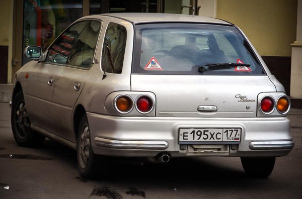 Дизайнът на страничните стени на каросерията остава непроменен и следователно контрастира с умишления ретро стил на предната част. На стандартните места на задните светлини са интегрирани блокове с кръгли стоп-светлини и мигачи, които очевидно също трябва да предизвикат асоциации с класическите автомобили. За Страната на изгряващото слънце подобни дизайнерски решения са норма, но останалата част от света така и не успя да асимилира тази кола. Но не е и било нужно - всички произведени 5000 екземпляра на Casa Blanca са насочени към вътрешния пазар.