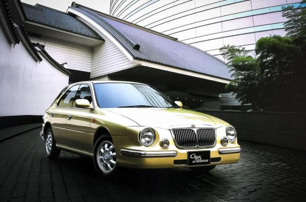 Магическото словосъчетание Subaru Impreza предизвиква ясни и точни асоциации: огромна "ноздра" на капака под хоризонтално разположения интеркулер, златни джанти и още по-златни спирачни апарати Brembo, масивно крило на капака на багажника, пронизващ син цвят и артилерийски огън от изпускателния тракт, принуждаващи сърцето да бие малко по-бързо. Разбира се, не всички вариации на Impreza се стремят да приличат на превозни средства за рали-надпревари, а една от най-необичайните модификации е успяла да се справи без турбокомпресор, централен диференциал с избор на степен на заключване и други радости от живота.

Нарича се Casa Blanca, гледа на света с кръгли фарове с хромирани кантове и поразява повече от сюжета на някои японски комикси. Като отправна точка е взето комбито от първо поколение с 1,5-литров атмосферен мотор. Резултатът напомня за творенията на тунерите от Mitsuoka и, честно казано, е не по-малко противоречив и странен. 