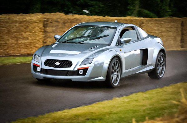 Боксерният двигател, надлъжният задвижващ механизъм и системата за задвижване на всички колела са в основата на инженерната харизма и идентичност на марката. Кейкарът очевидно не можеше да се похвали с него, но това обстоятелство не притесни техническите гурута от британската компания Prodrive. Те видяха истински боец в R1 и го превърнаха в P2 - боен прототип, задвижван от двигателя на WRX STI с 350 конски сили и изцяло персонализиран корпус, оформен от стилиста на McLaren F1 Питър Стивънс. Малкият болид предлагал ускорение от 0 до 100 км/ч за под 4 секунди - истинска ракета!