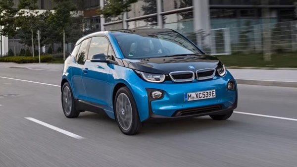 Днес това е просто поредният стар електромобил, но BMW i3 беше впечатляващ, когато беше пуснат на пазара през 2014 г., и остава една от най-добрите градски коли, проектирани някога. Може би все още го сравнявате с по-модерни модели по ускорение и пробег, но след 20 години i3 ще се разглежда като исторически значим автомобил, гордеещ се с шаси от карбон, интелигентни решения като отварящите се назад задни врати и интериор от рециклирани материали.

