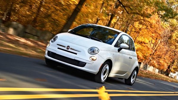 Оригиналният Fiat 500 е базово транспортно средство за италианците, все още възстановяващи се от опустошителните последици от Втората световна война. Погледнато от прагматична гледна точка, той бавен, малък, шумен и му липсва дори най-основното оборудване. Това обаче не му пречи да се превърне в култов модел много десетилетия след края на производството, а съвременният му наследник със сигурност ще последва примера.
