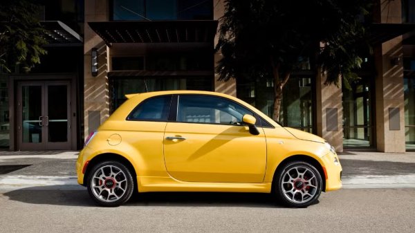 Производството на новия Fiat 500 продължи от 2007 до 2024 г. Предлага се с няколко версии, сред които 1,4-литров четирицилиндров двигател със и без турбокомпресор. Моделите Abarth развиват мощност до 160 к.с. и са истински шедьовър за шофиране, но дори базовият 1,4-литров е пъргав и забавен по тесните градски улици.

Електрическият 500e все още се продава днес, но по-старите модели с бензинов двигател са тези, които най-вероятно ще предизвикат интерес у хората през следващите години. Точно както оригинала, повечето от тези модели не водят разкошен живот, така че в бъдеще би трябвало да е желателно да се появят безупречни екземпляри с нисък пробег.
